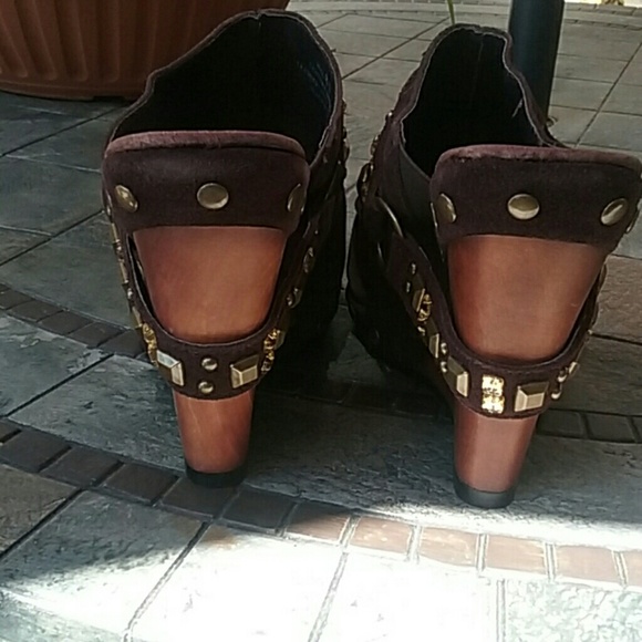 Restricted Clogs - Picture 3 of 8